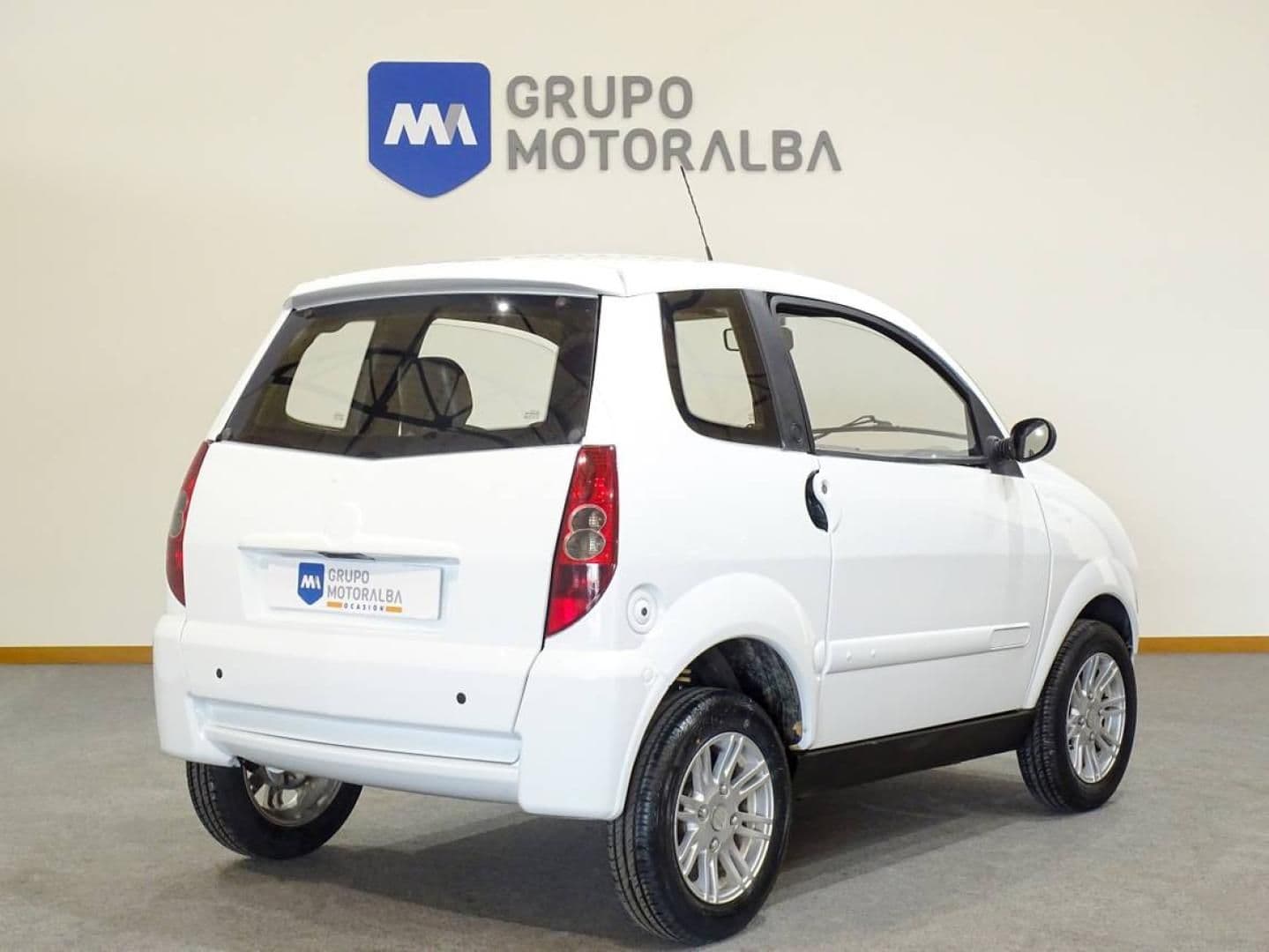AIXAM 400 BASE 400 CC 4kW ( 5.44CV ) - Imagen 2